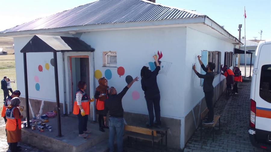 AFAD volunteers draw pictures on village school’s walls