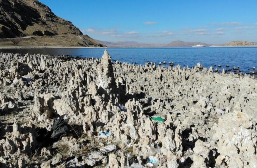 nyhetsvarsel-80x60-22 Fairy chimneys appear in Lake Van due to drought