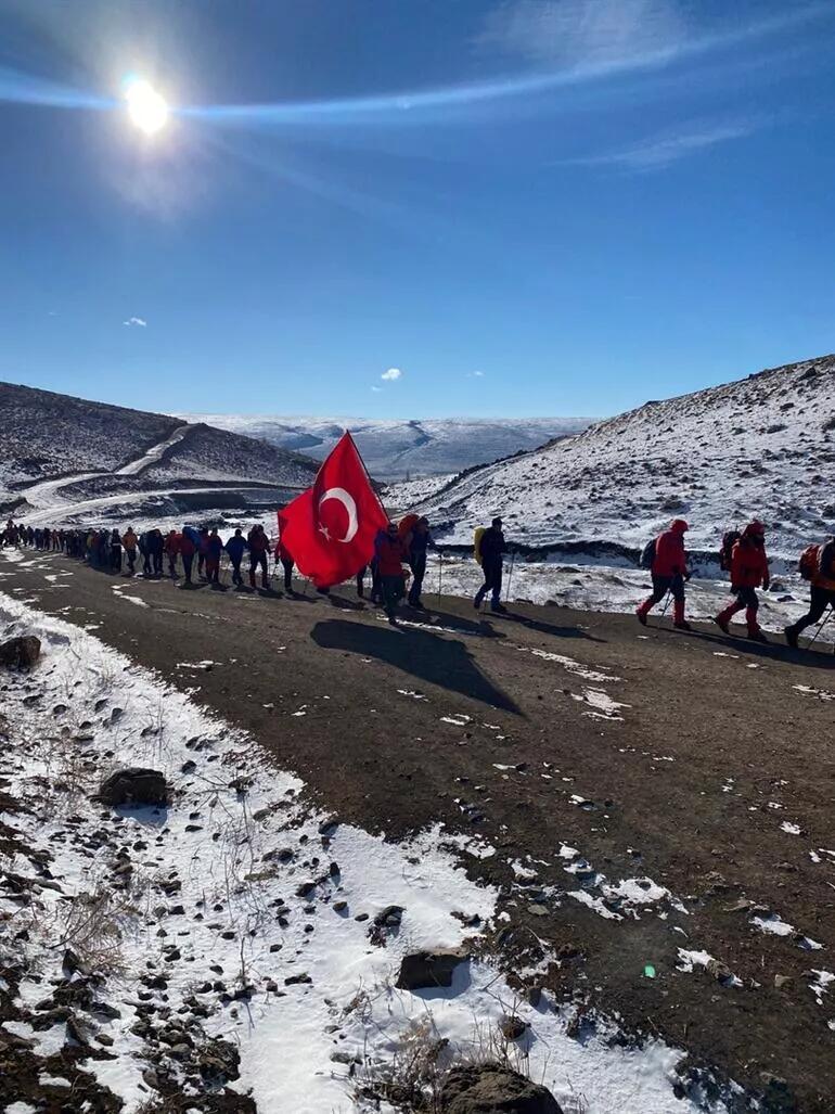 Thousands march to commemorate fallen WWI soldiers